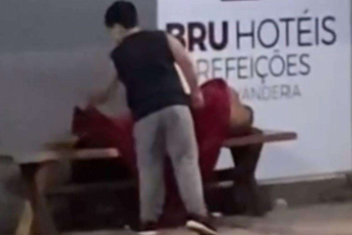 Menino cobre morador de rua em noite fria