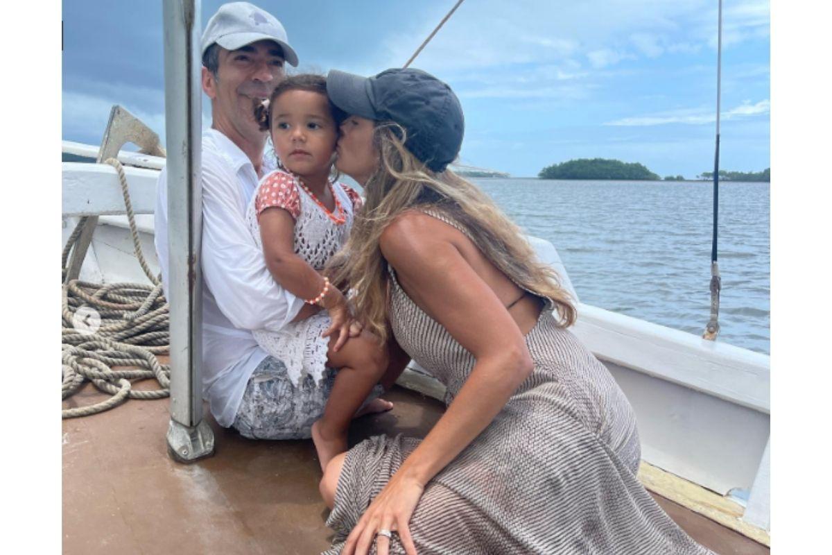 Ticiane Pinheiro e César Tralli mostram como foi o passeio de barco que fizeram com a filha