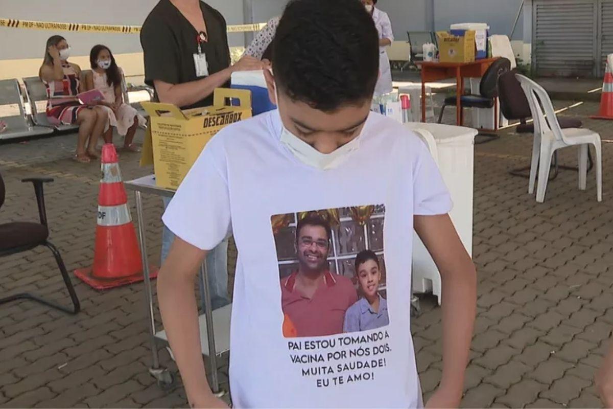 Davi homenageou o pai, que foi vítima da covid-19, ao se vacinar contra o vírus