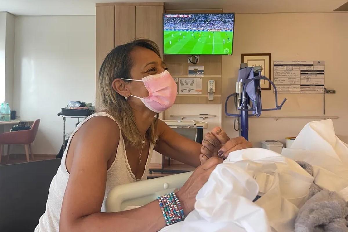 Pelé recebe massagem da filha