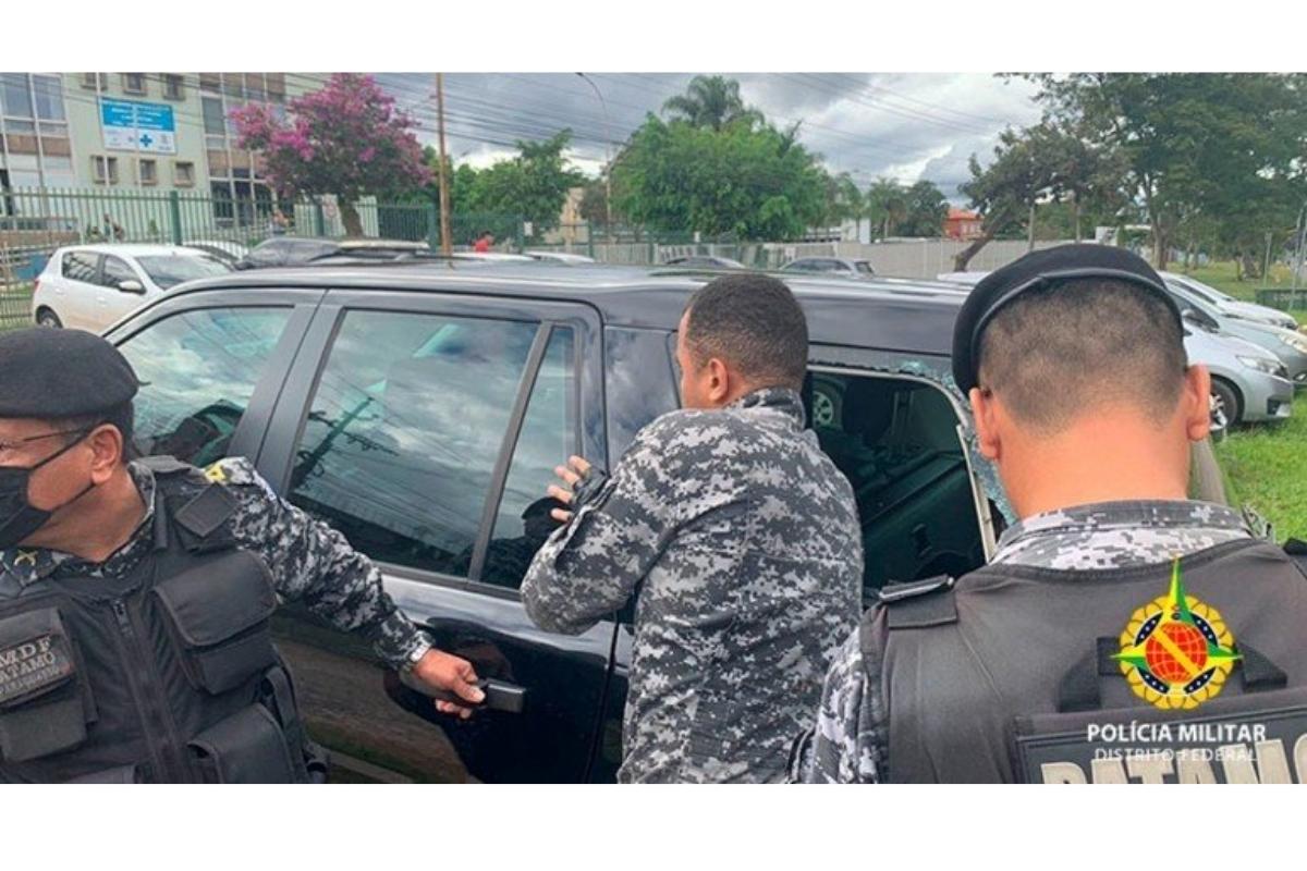 Os oficiais precisaram quebrar o vidro menor do carro já que as janelas eram blindadas