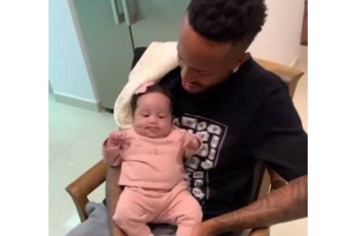 Éder Militão compartilhou foto com filha