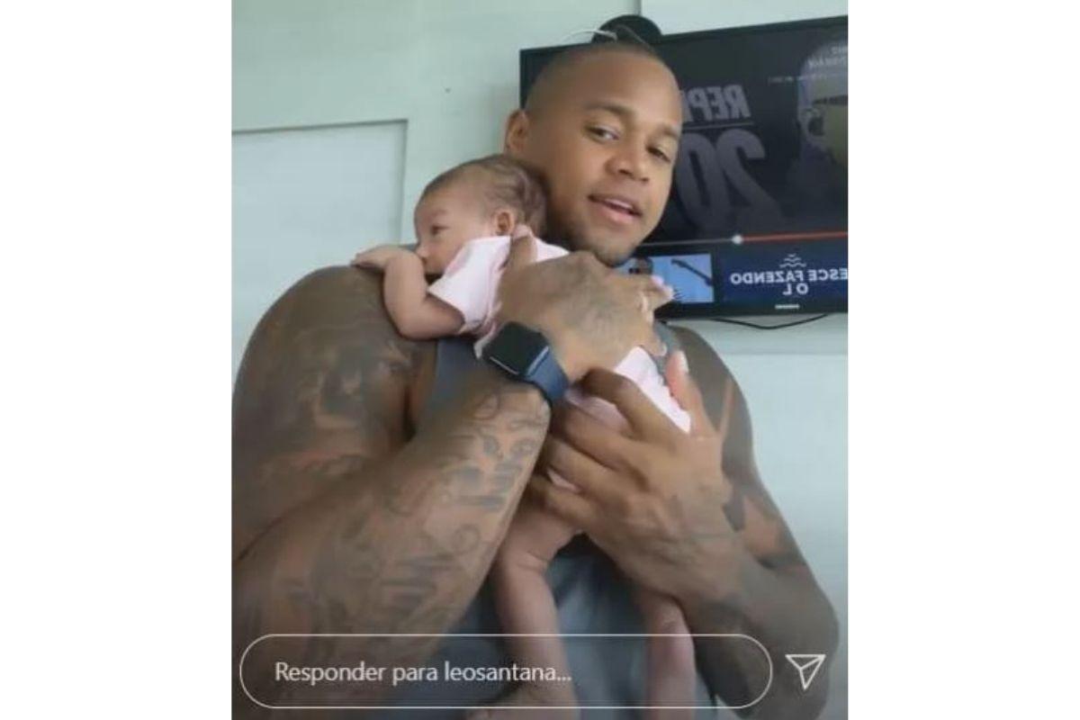 Leo Santana segurando a filha Liz no colo