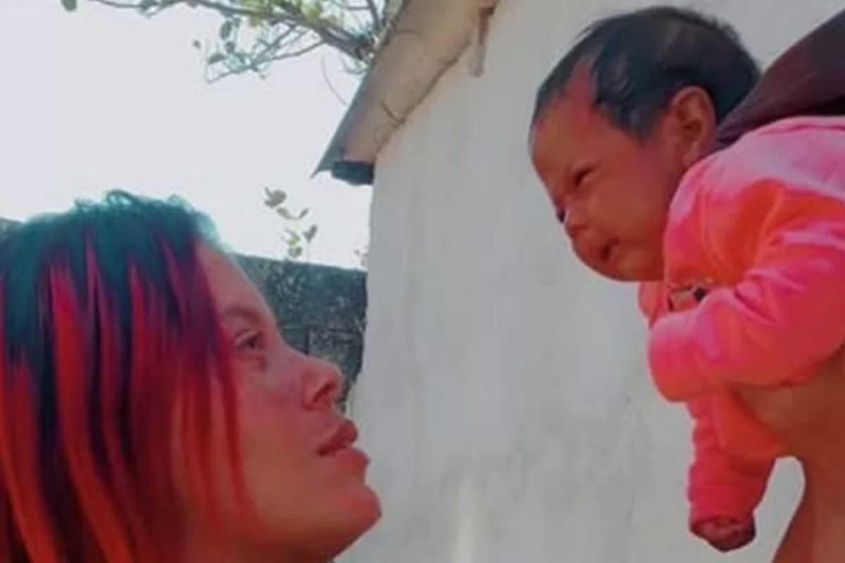 Alessandra de Mattos em registro antigo com a filha Agatha Rafaella, que morreu após acidente de carro com o padrasto