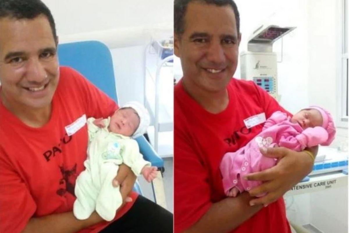 O avô segurando os gêmeos no colo