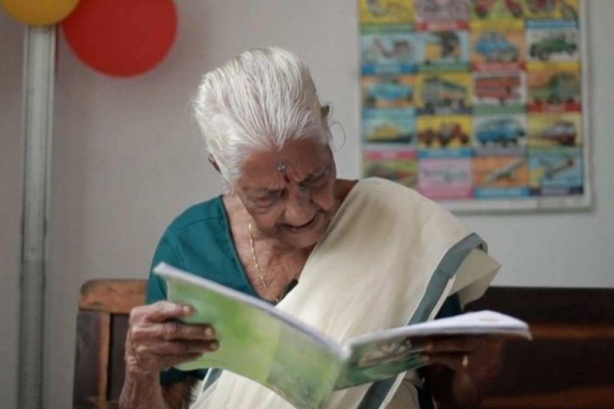 Idosa de 104 anos aprende a ler e escrever e comemora nota alta em prova de alfabetização