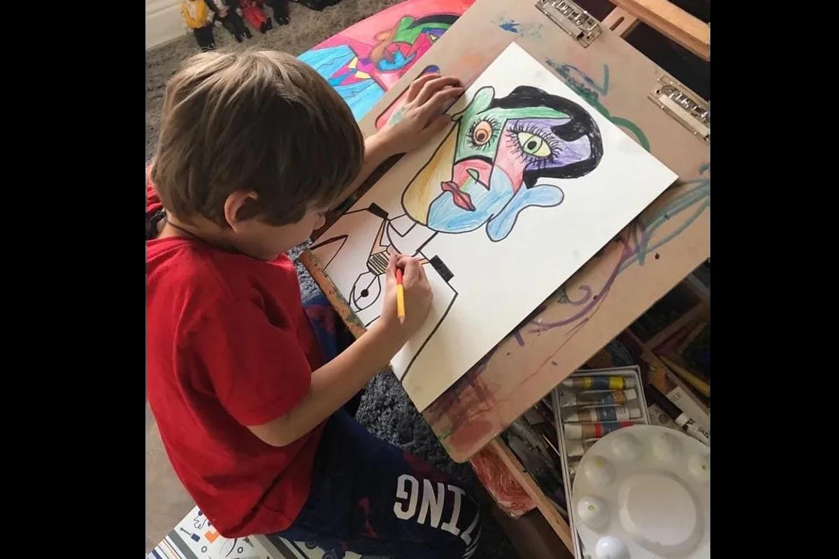 menino pintando