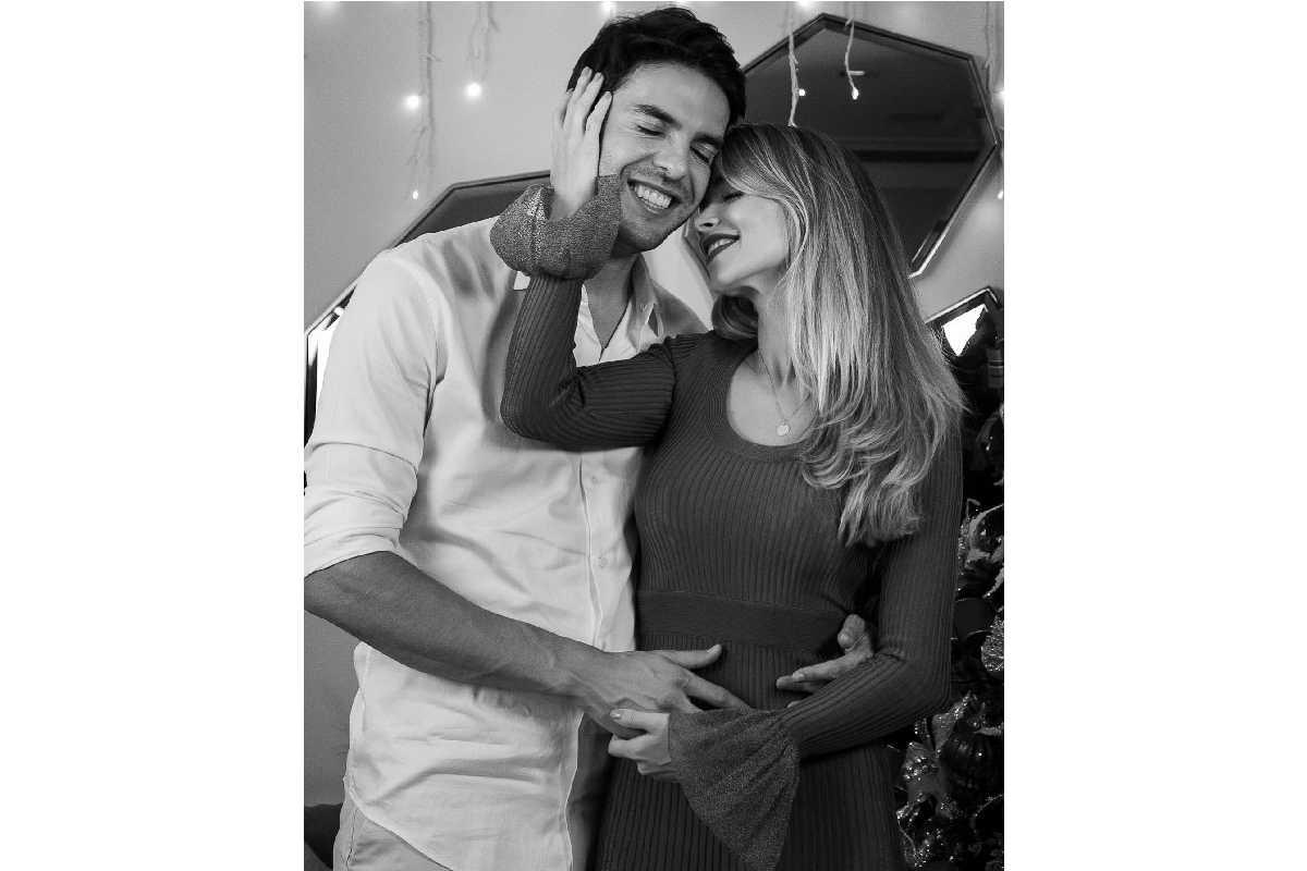 Kaká apareceu com a mão na barriga de Carol Dias em nova foto do casal