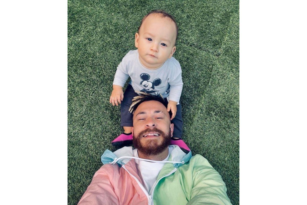 O youtuber compartilhou uma foto ao lado do filho