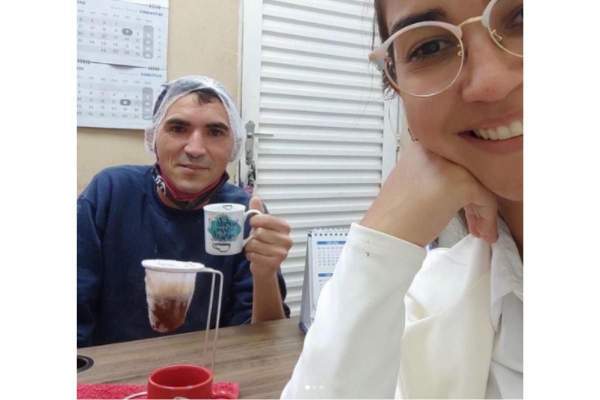 Mulher contrata homem que pedia dinheiro no semáforo