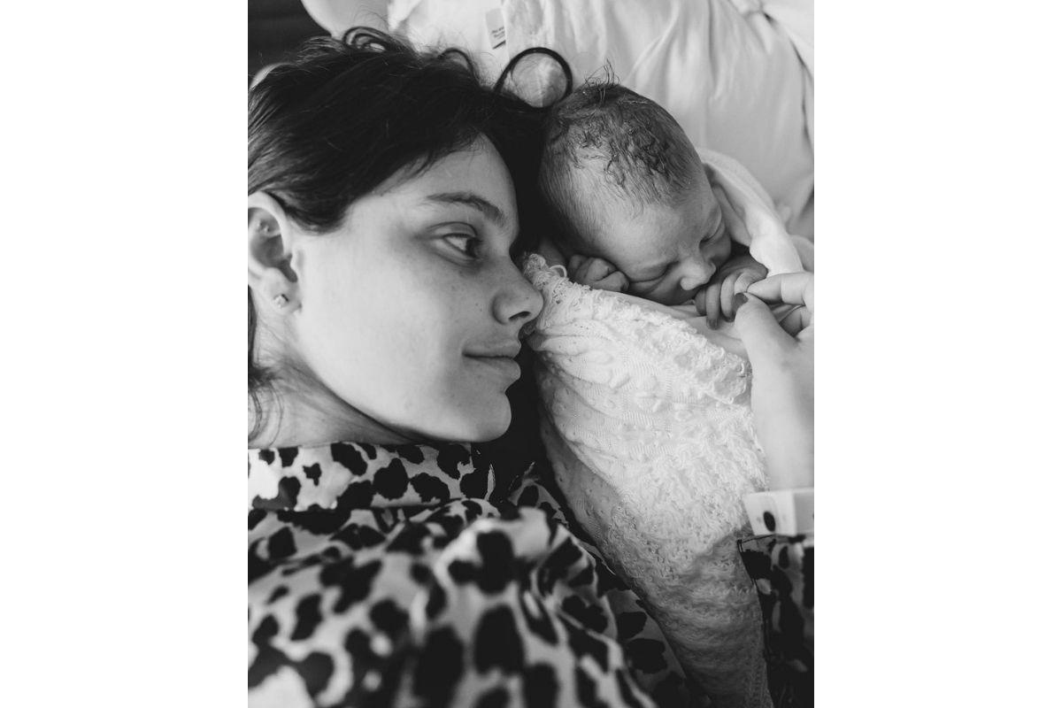 Laura Neiva ao lado do filho José