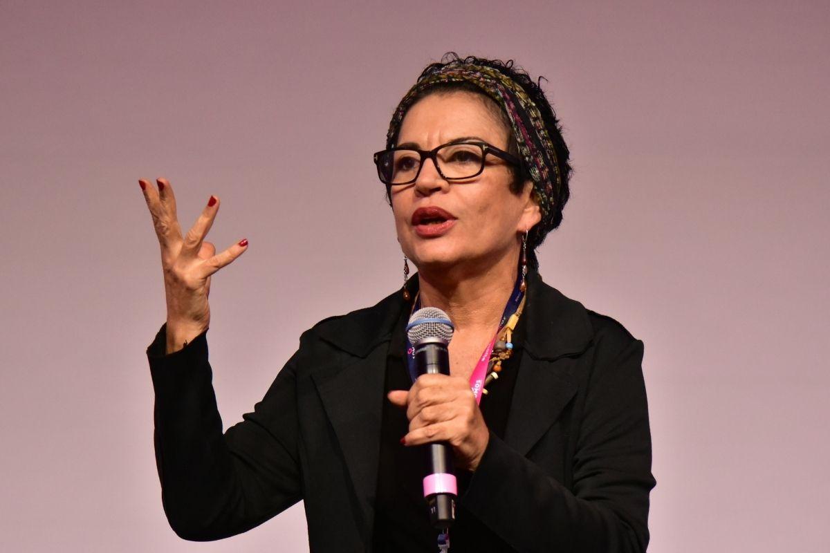 Em "O desafio contemporâneo de um ser humano mais amplo", Viviane Mosé dissecou a complexidade humana diante do marasmo imposto pelos padrões que encaixamos nossas crianças automaticamente