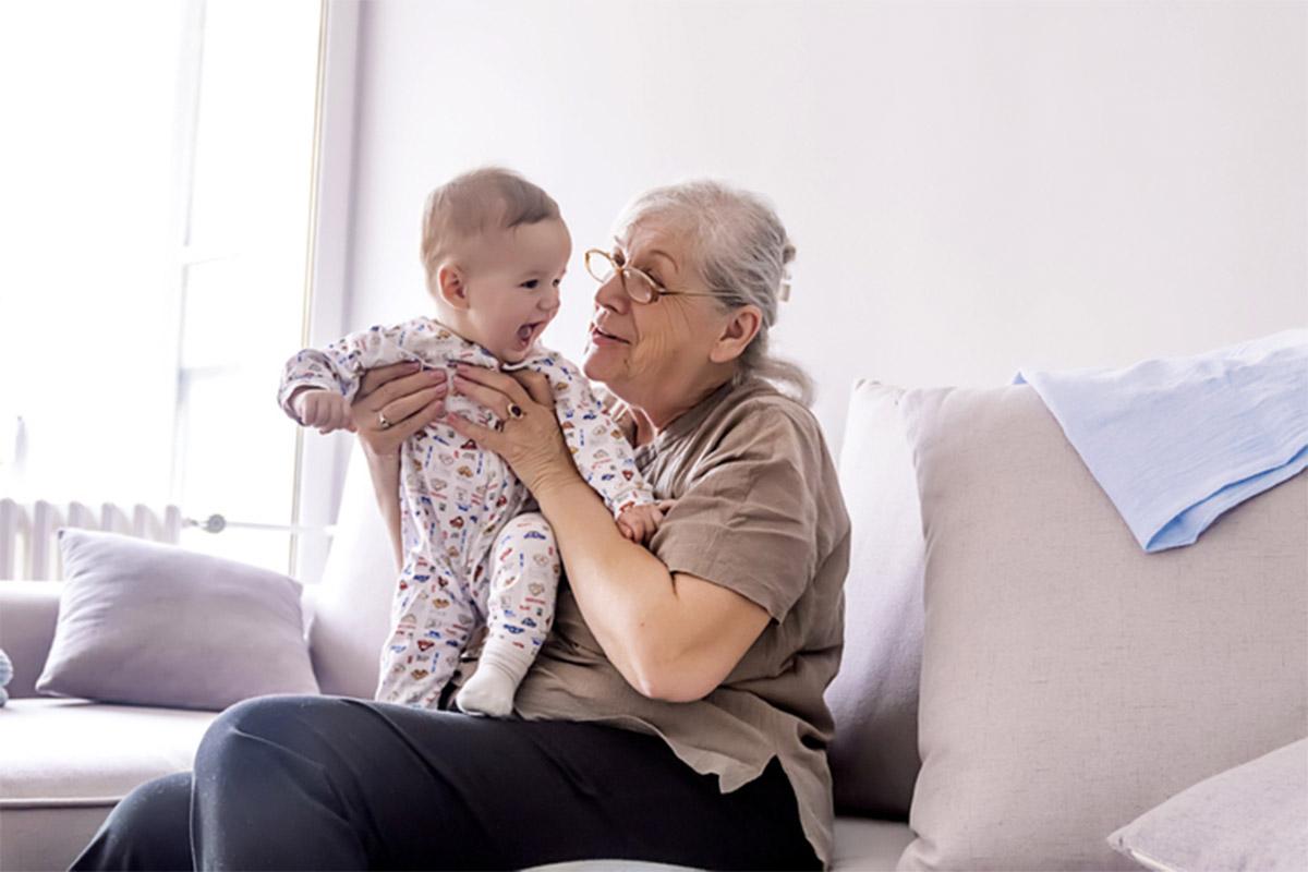 A importância deles vai além do afeto. Quando a criança convive com os avós, pode ter algo que os pais não oferecem: a experiência de alguém que já passou por todas as fases da maternidade