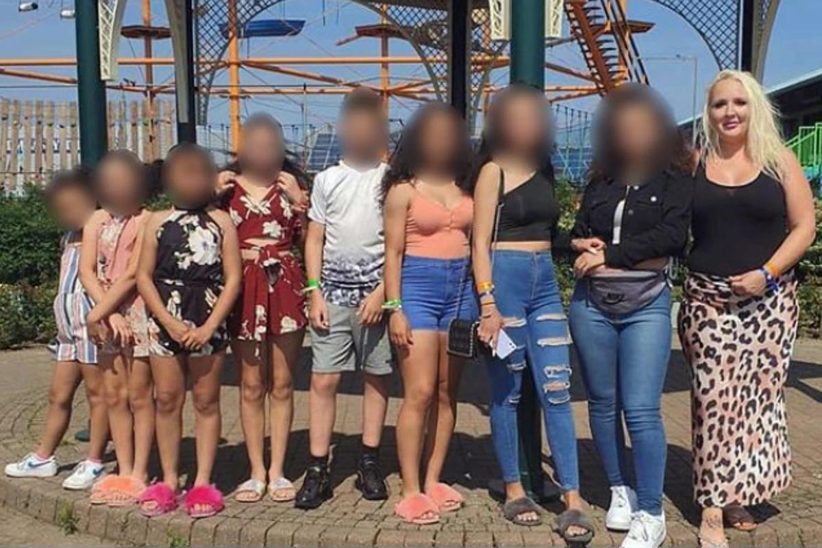 Marie com os oito filhos em parque de diversão