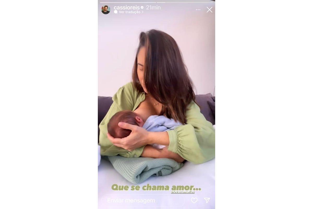 Fernanda Vasconcellos amamentando