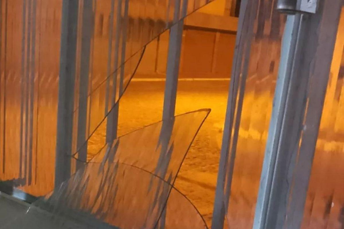 A janela da casa foi apedrejada