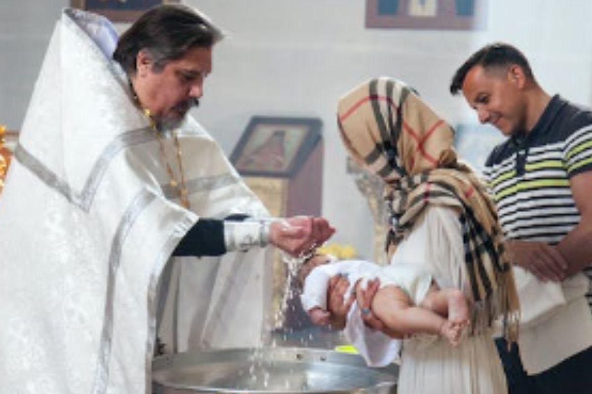 Padre batiza bebê com ácido
