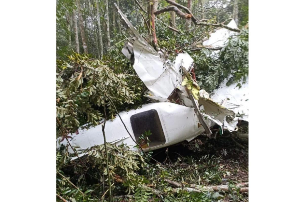 Piloto e 3 pessoas da mesma família morrem após queda de avião