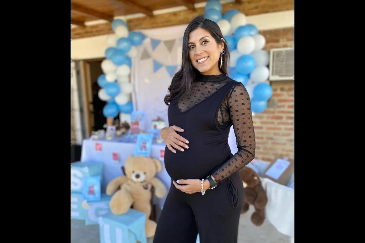 Mulher grávida em chá de bebê