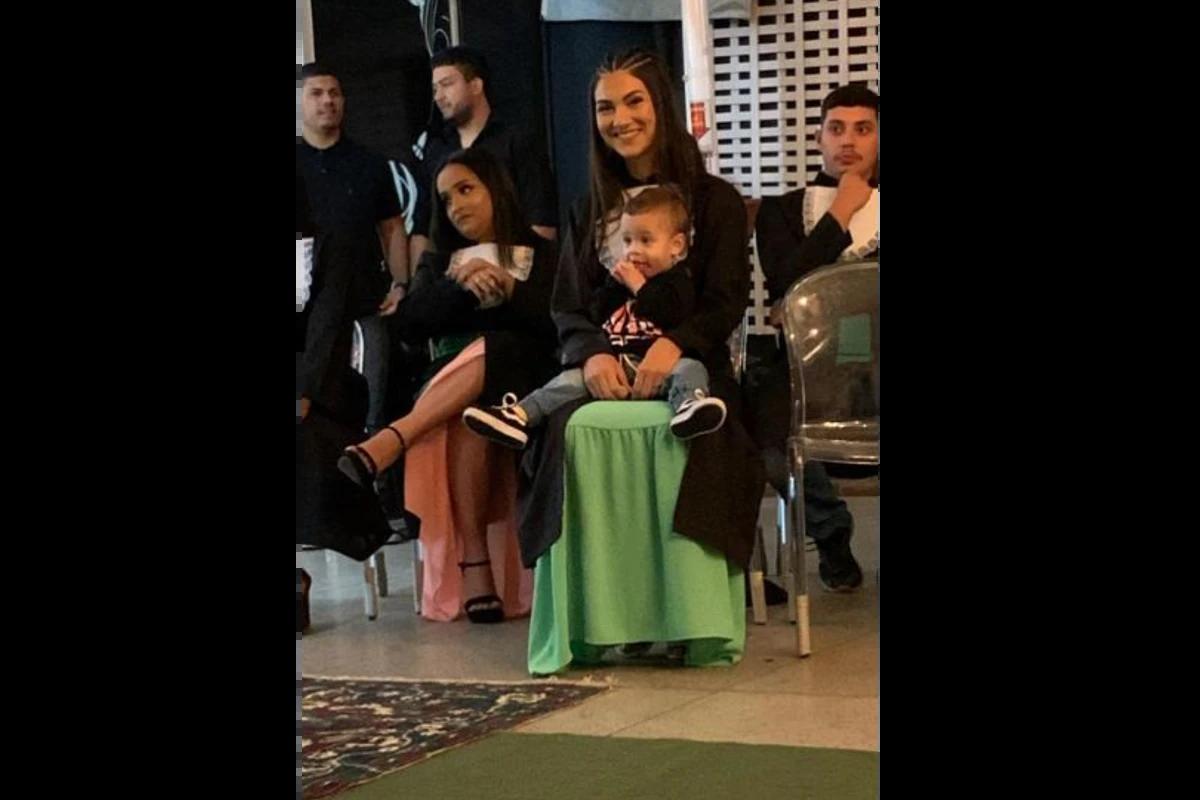 Mãe e filho na formatura com roupa preta e verde