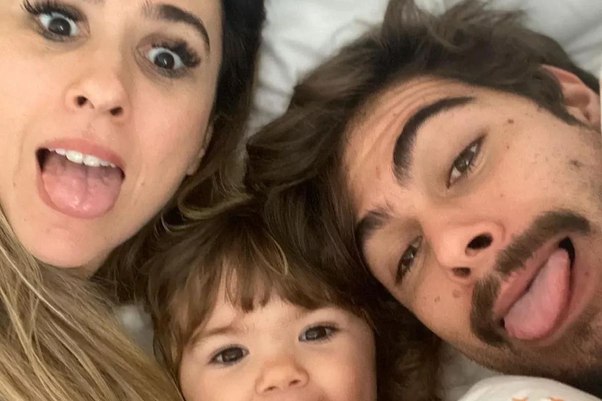 Tatá Werneck, Clara Maria e Rafael Vitti deitados e fazendo careta