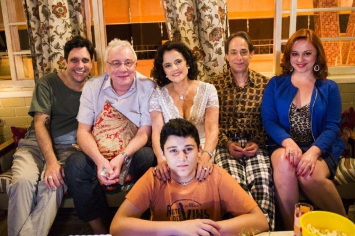 O elenco todo reunido