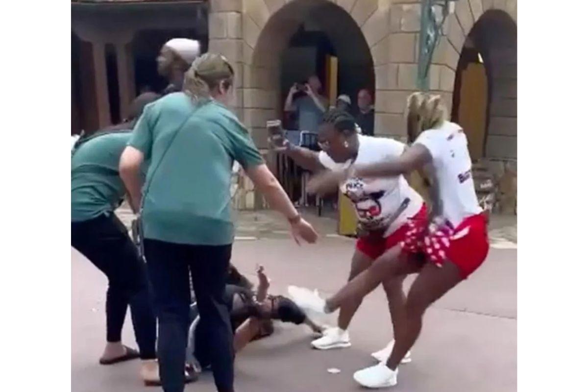 Famílias brigam no parque da Disney