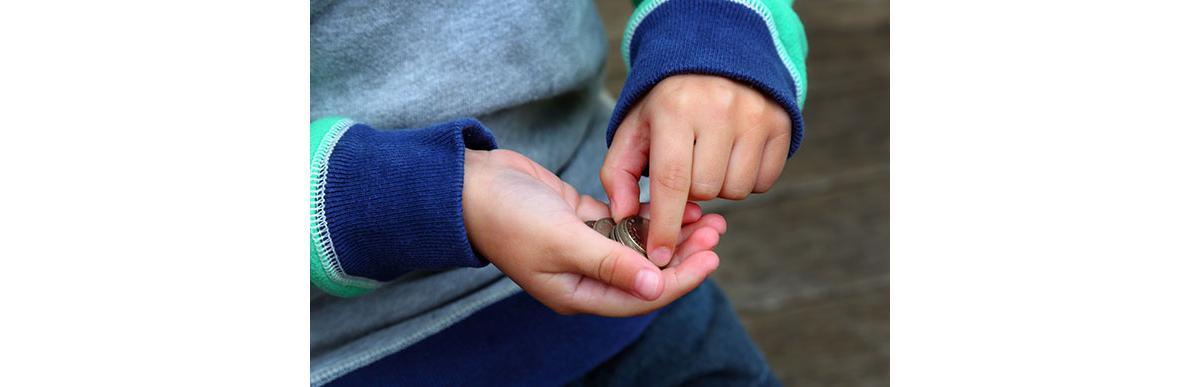 O menino sugeriu economizar o próprio dinheiro para comprar os brinquedos