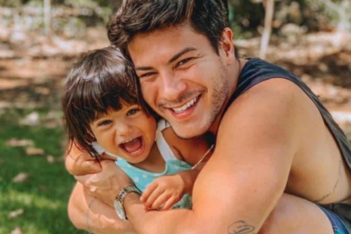 Sophia, filha de Arthur Aguiar, se tornou alvo de ataques na internet