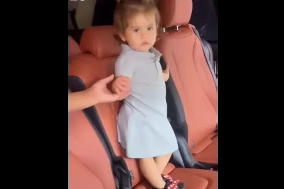 Maria Alice no carro