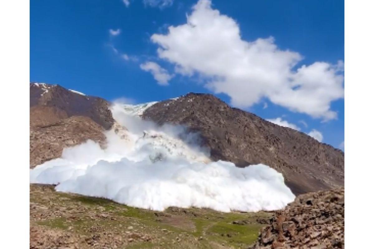 O americano começou a gravar a avalanche pouco tempo antes de ser atingido