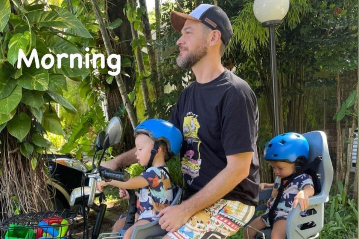 Emílio Dantas com os filhos gêmeos