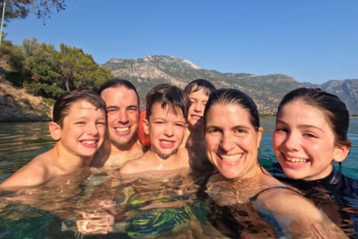 Família inteira reunida durante viagem