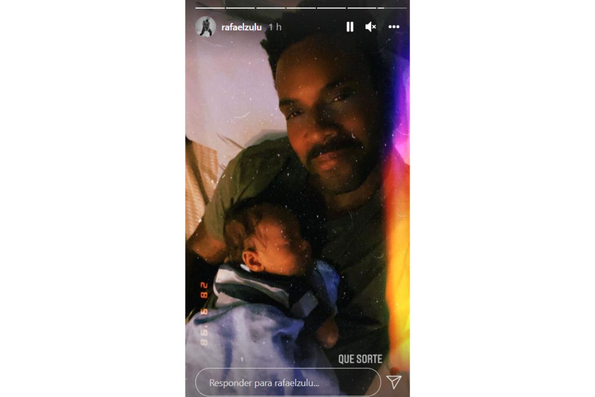 Pai e filho juntos nesta noite de segunda-feira