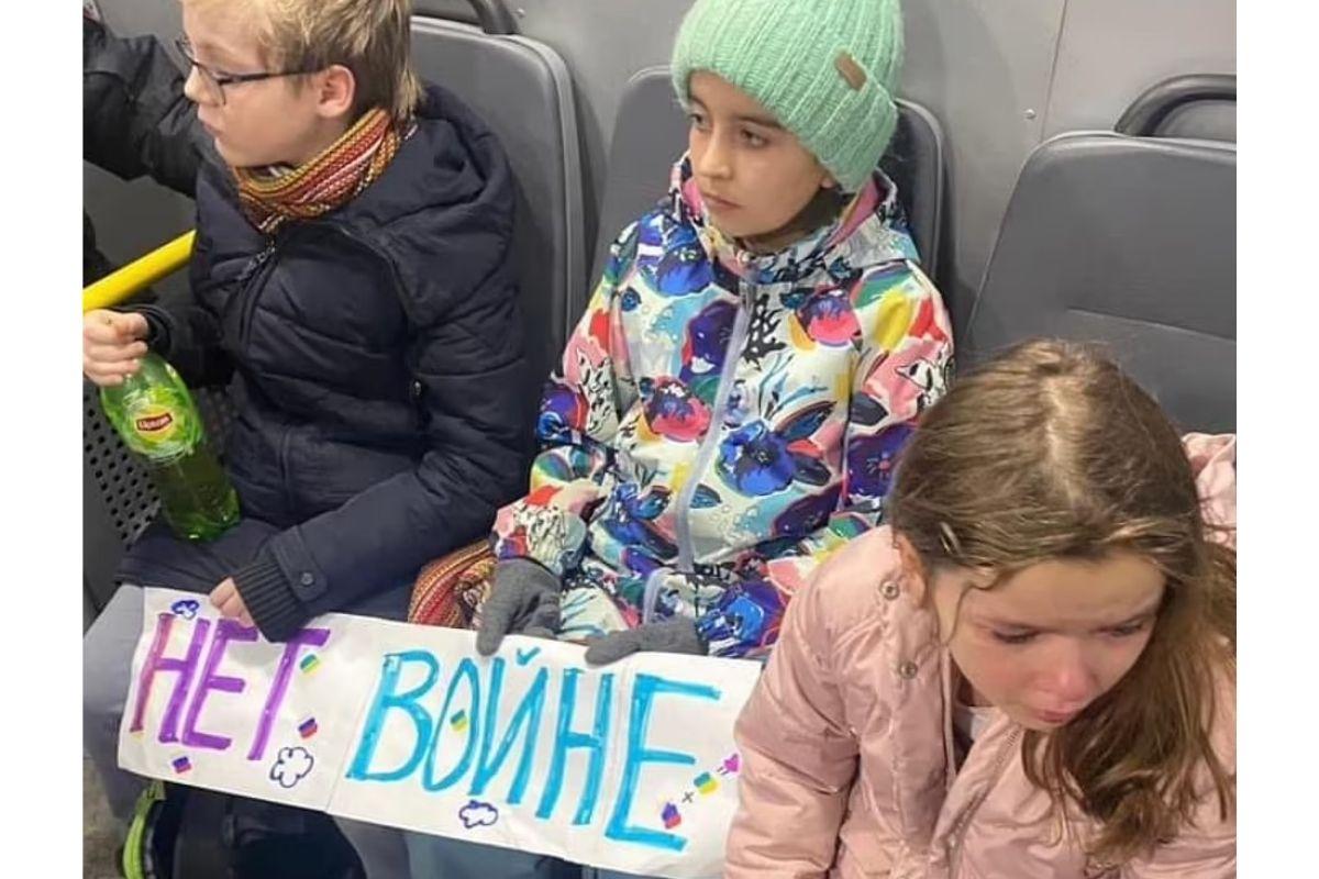 As crianças foram junto das mães deixar flores na embaixada ucraniana na Rússia