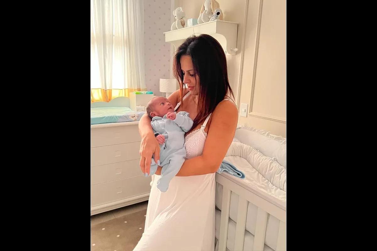 mãe com bebê no colo