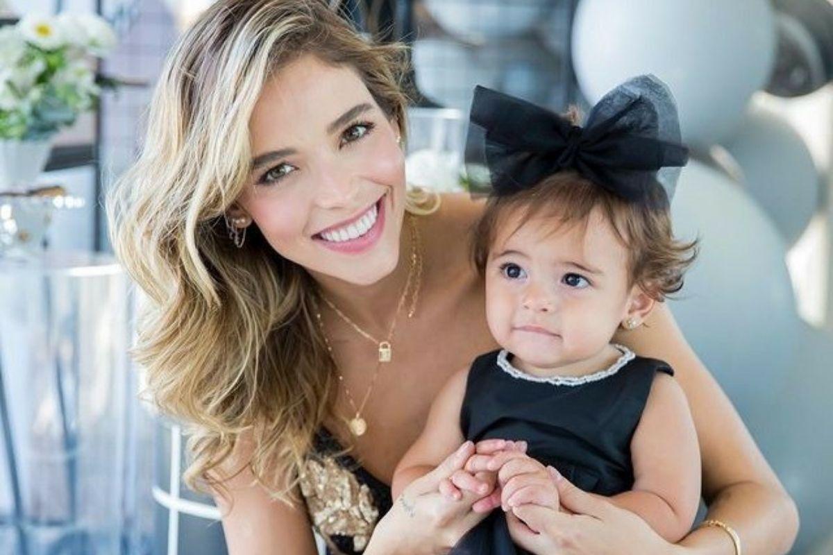 Carol Dias contou que se emocionava ao amamentar a filha Esther