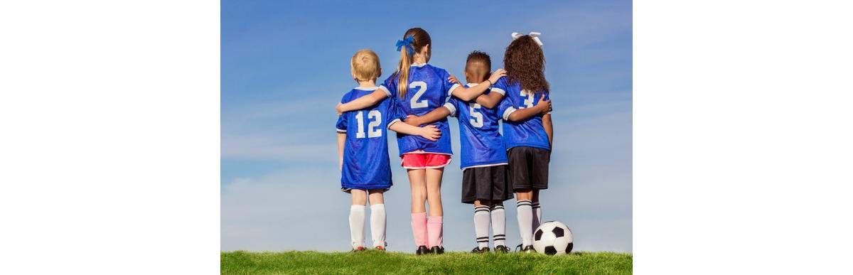 group-of-diverse-young-recreation-soccer-players-picture-id471642572