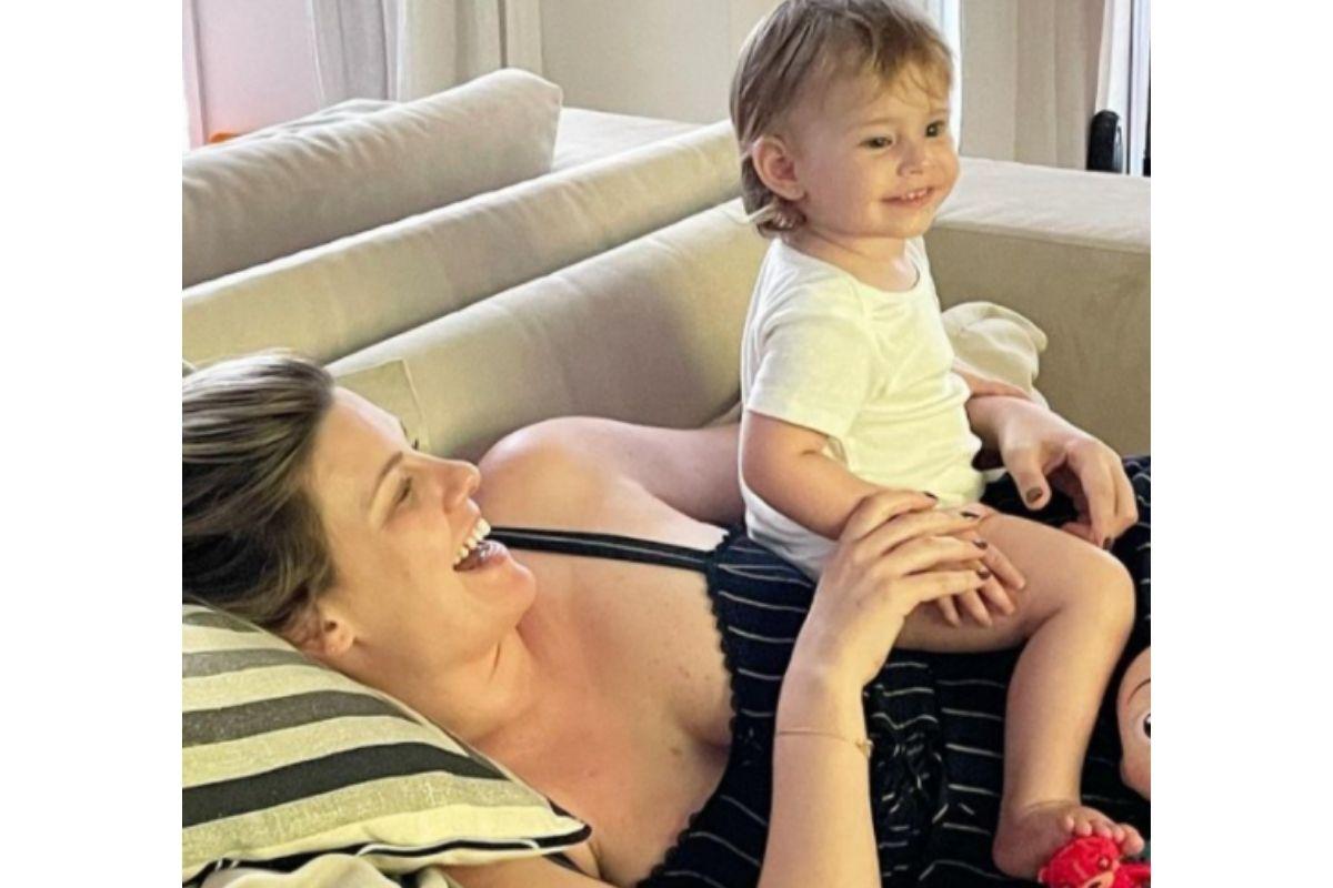 Tiago Leifert e Daiana Garbin chamam a atenção ao aparecer com a filha em foto rara