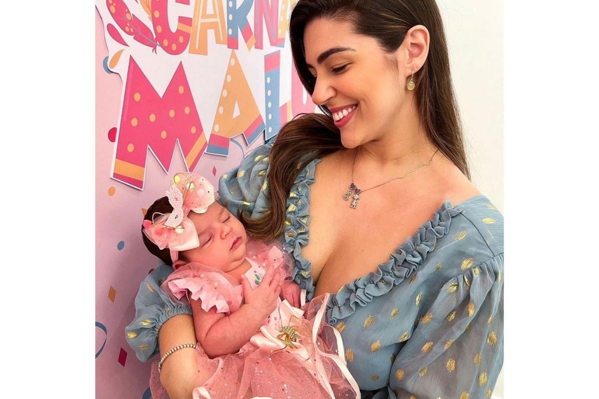 A influenciadora e filha na comemoração do mêsversário da menina