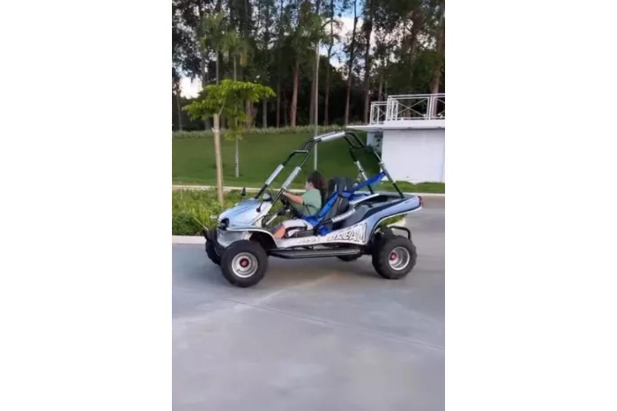 Registro dos filhos de Andressa Suita e Gustavo Lima pilotando buggy infantil