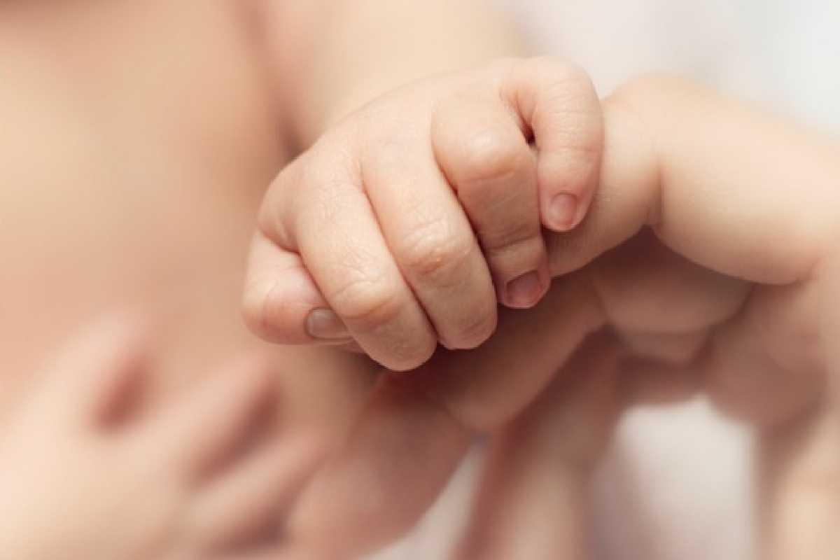 Um pai se sentiu envergonhado e magoado quando a sogra segurou a filha recém-nascida antes que ele