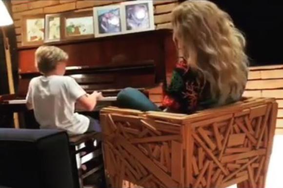 Benício toca ao lado da mãe o hit 'Vou de Táxi' (Foto: Reprodução/ Instagram @angelicaksy)