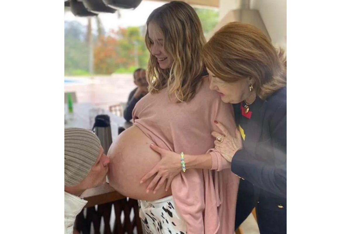 Fernando Scherer apareceu beijando a barriga da filha Isabella Scherer