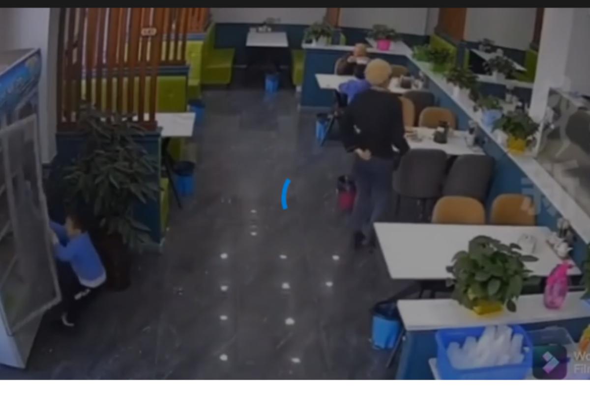 A garçonete surpreendeu a todos pela rapidez