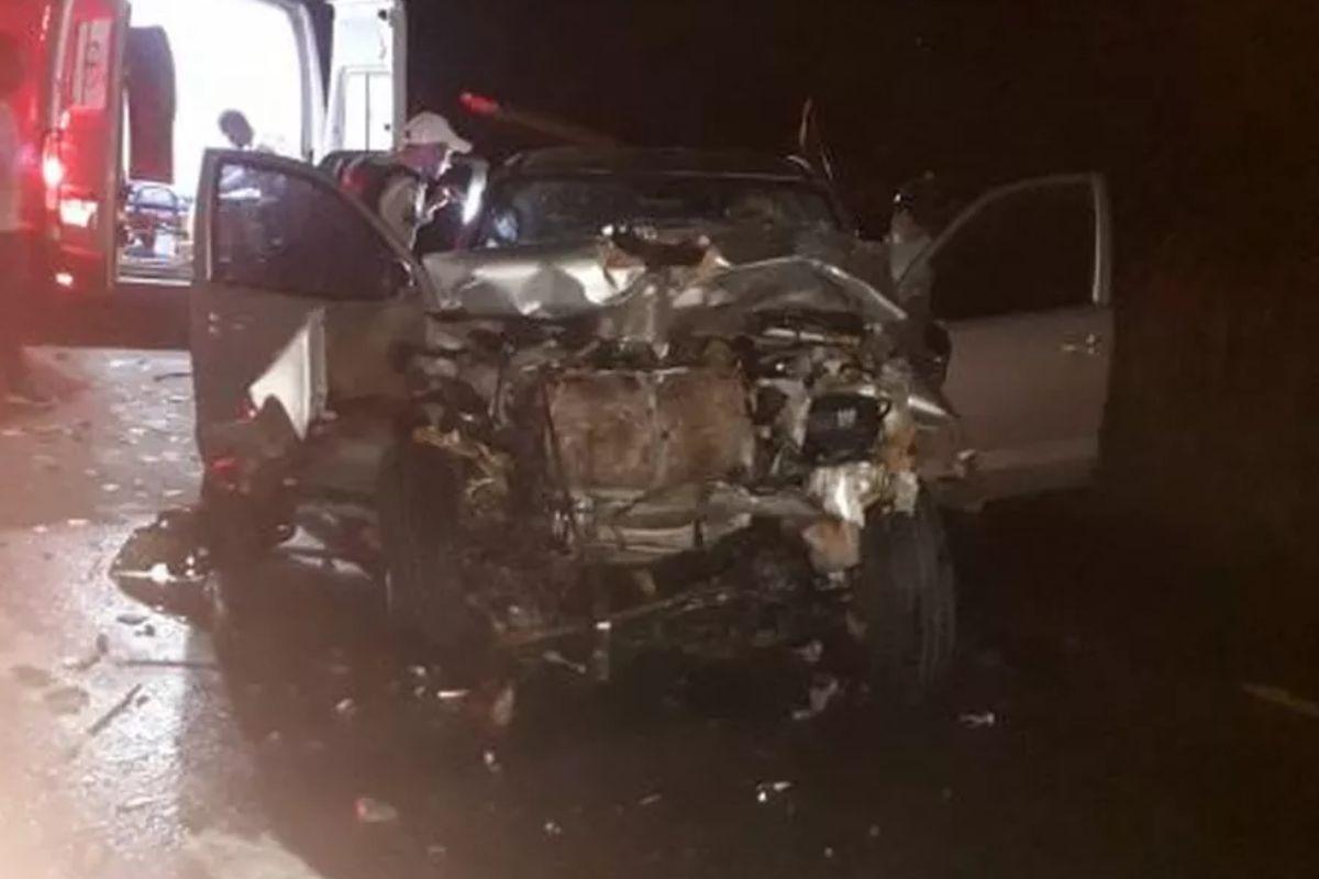 Acidente de trânsito com trator e caminhonete
