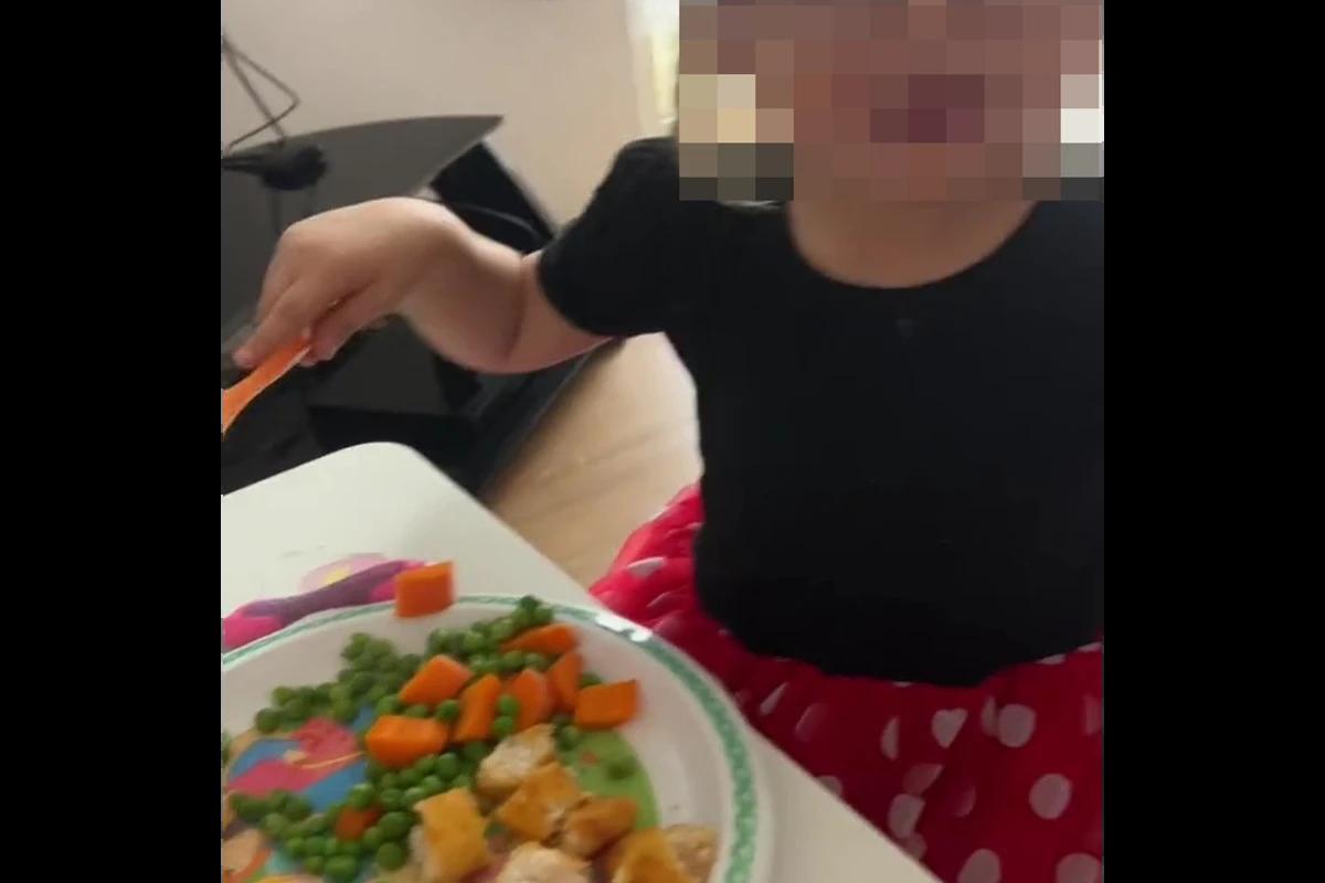 Criança com fantasia comendo