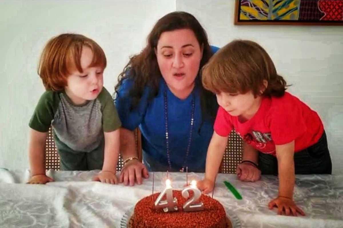 Juliana Amaral com os sobrinhos, filhos de Paulo Gustavo
