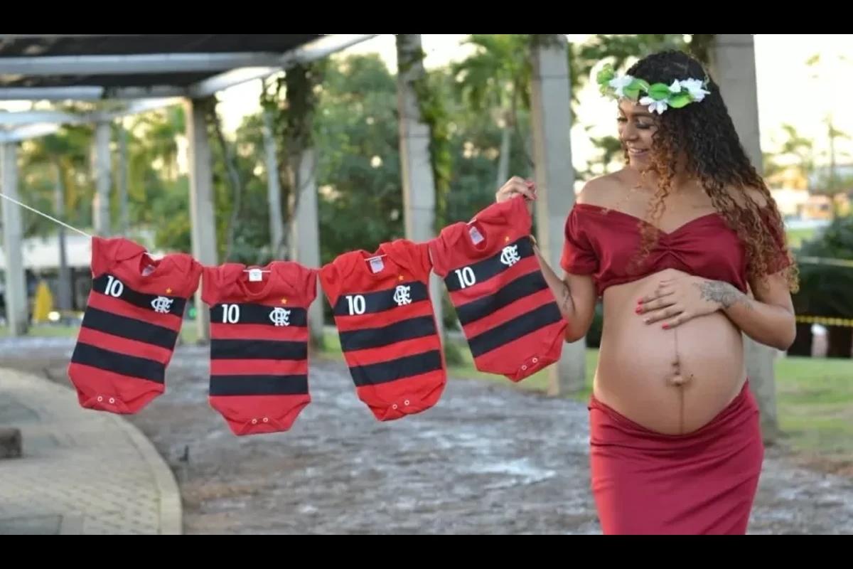 Mulher grávida com roupas de bebê