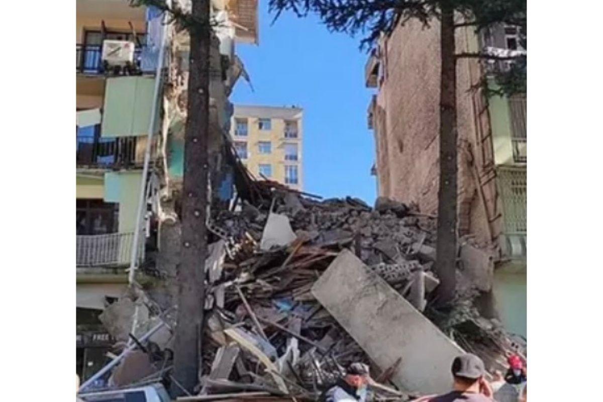 Criança é resgatada com vida de prédio desmoronado